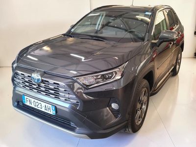 l'avant d'une Toyota RAV grise garée dans un showroom