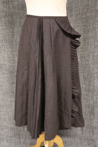 ½ UN DEMI – Jupe à série de plis asymétrique effet bord non fini ...