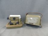 une vieille machine à coudre et une petite machine à coudre posées sur une table