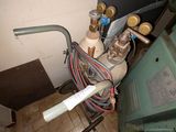 un chauffe-eau posé dans un coin d'une pièce