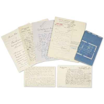 une image représentant une pile de vieux papiers sur lesquels figurent des inscriptions manuscrites