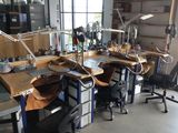 de nombreux bureaux et chaises dans une pièce dotée de nombreuses fenêtres