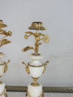 PAIRE DE BOUGEOIRS en marbre blanc et bronze doré à décor de… (photo 4)
