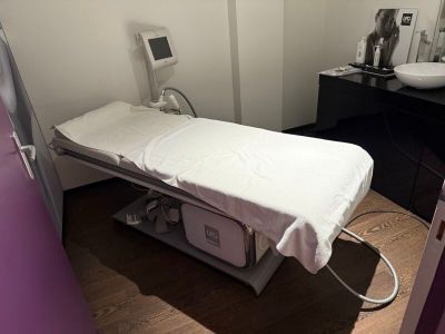 un lit recouvert d'un drap blanc dans une chambre