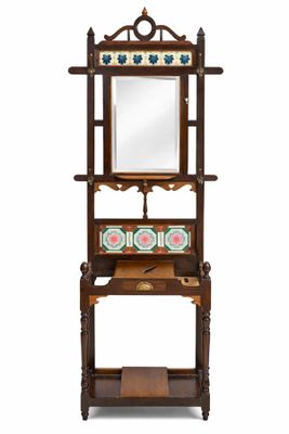 une étagère en bois surmontée d'un miroir, placée à côté d'une autre étagère