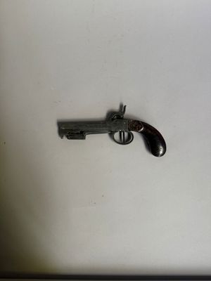 un pistolet jouet posé sur la table dans la pièce
