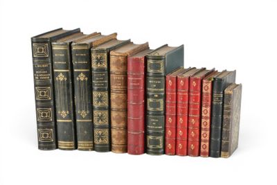 plusieurs vieux livres sont alignés sur une surface blanche