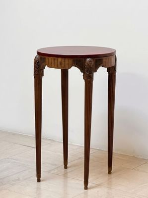 une petite table avec un plateau en bois sur un plancher en bois