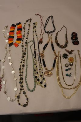de nombreux colliers et bracelets accrochés à un mur