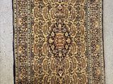 une photo d'un tapis accroché au mur d'une pièce