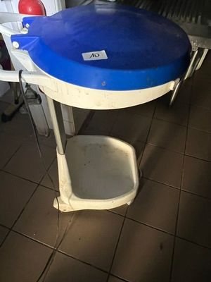 une photo d'une table bleue et blanche dans une cuisine