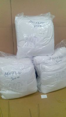 trois paquets de papier toilette posés sur une boîte en carton