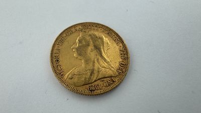 une pièce d'or sur laquelle est représenté le profil d'une femme