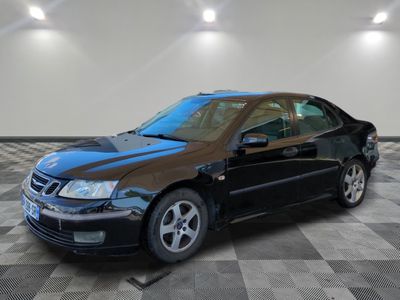 la photo d'une voiture noire garée dans un garage