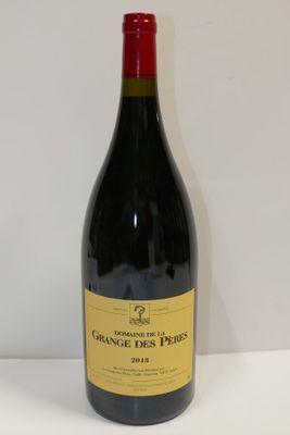 une bouteille de vin posée sur une table