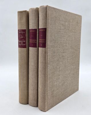 trois livres superposés sur une surface blanche
