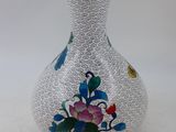 un vase blanc orné de fleurs bleues et roses
