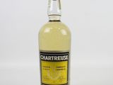 une bouteille de liqueur de citron Chartreuse sur fond blanc