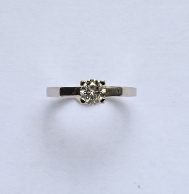 Bague solitaire en or gris 18K (750/oo) lisse, centrée d'un …