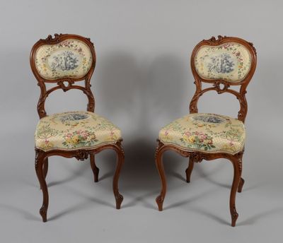 paire de chaises anciennes avec des assises rembourrées à motifs floraux