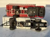 un camion rouge et blanc et un camion noir et blanc