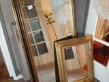 deux miroirs placés l'un à côté de l'autre dans une pièce
