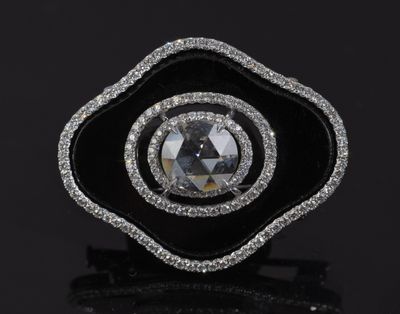 Broche en or gris 750 millièmes ornée au centre d'un diamant…