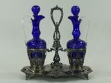 deux vases en verre bleu posés sur un plateau en argent muni d'un socle en argent