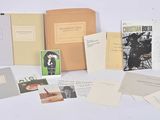 beaucoup de livres et de papiers posés sur une surface blanche