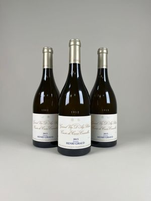 trois bouteilles de vin posées sur une table l'une à côté de l'autre