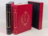 deux livres posés l'un à côté de l'autre sur une table