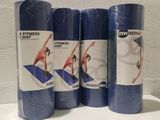 trois rouleaux de tapis de yoga bleus posés sur une table blanche