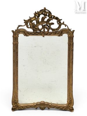 On voit un miroir richement sculpté sur fond blanc.