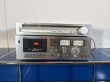 une radio posée sur une table bleue