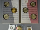 une image représentant une collection de pièces d'or et d'argent sur une partition musicale