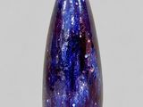 un vase violet et bleu posé sur une table