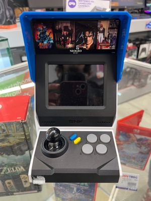 un petit jeu vidéo exposé dans un magasin