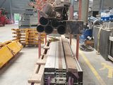 plusieurs pièces de bois sont empilées dans un entrepôt