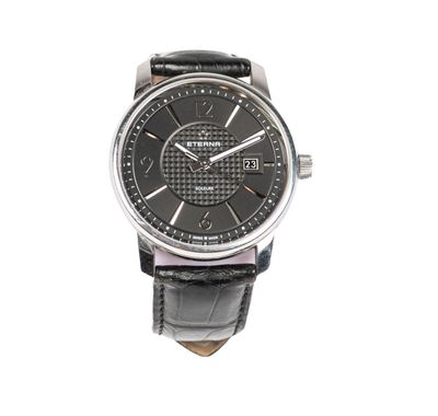 un gros plan d'une montre sur un fond blanc avec un fond blanc