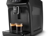 une machine à café noire avec deux tasses de café devant elle