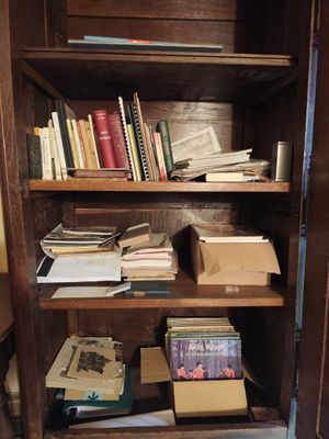 une étagère contenant de nombreux livres dans une pièce