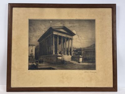 une photo en noir et blanc d'un bâtiment avec des colonnes et des piliers