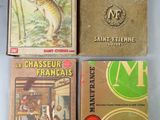 quatre livres posés sur une table, dont l'un représente un poisson et l'autre représente un poisson