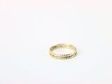 gros plan d'une bague en argent sur une surface blanche