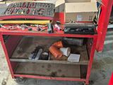 un établi rouge avec des outils dessus, dans un garage