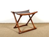 une image représentant un petit tabouret en bois et en cuir