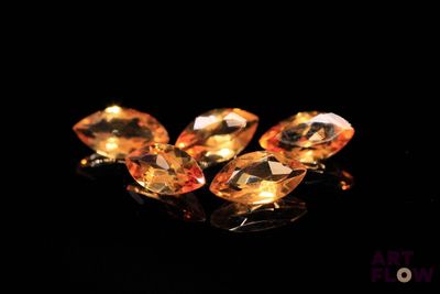 trois pierres précieuses de topaze orange sur un fond noir