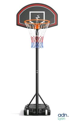 un gros plan d'un panier de basket sur un pied, avec un ballon