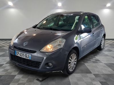la photo d'une voiture garée dans un garage