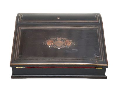 Ecritoire en bois fruitier noirci avec marqueterie élégante